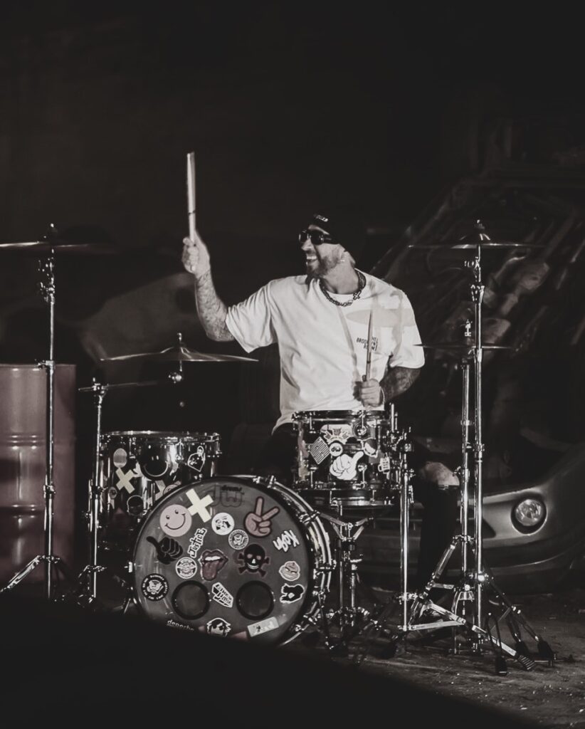 Javi Moreno tocando la batería
